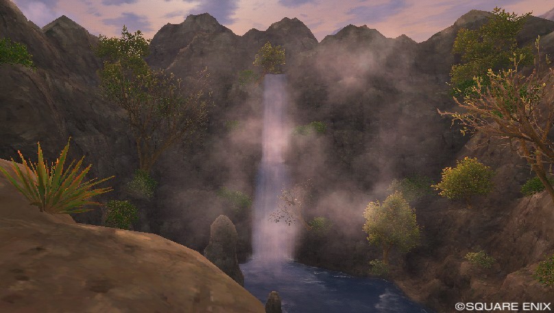 夕日に染まるエゼソルの滝